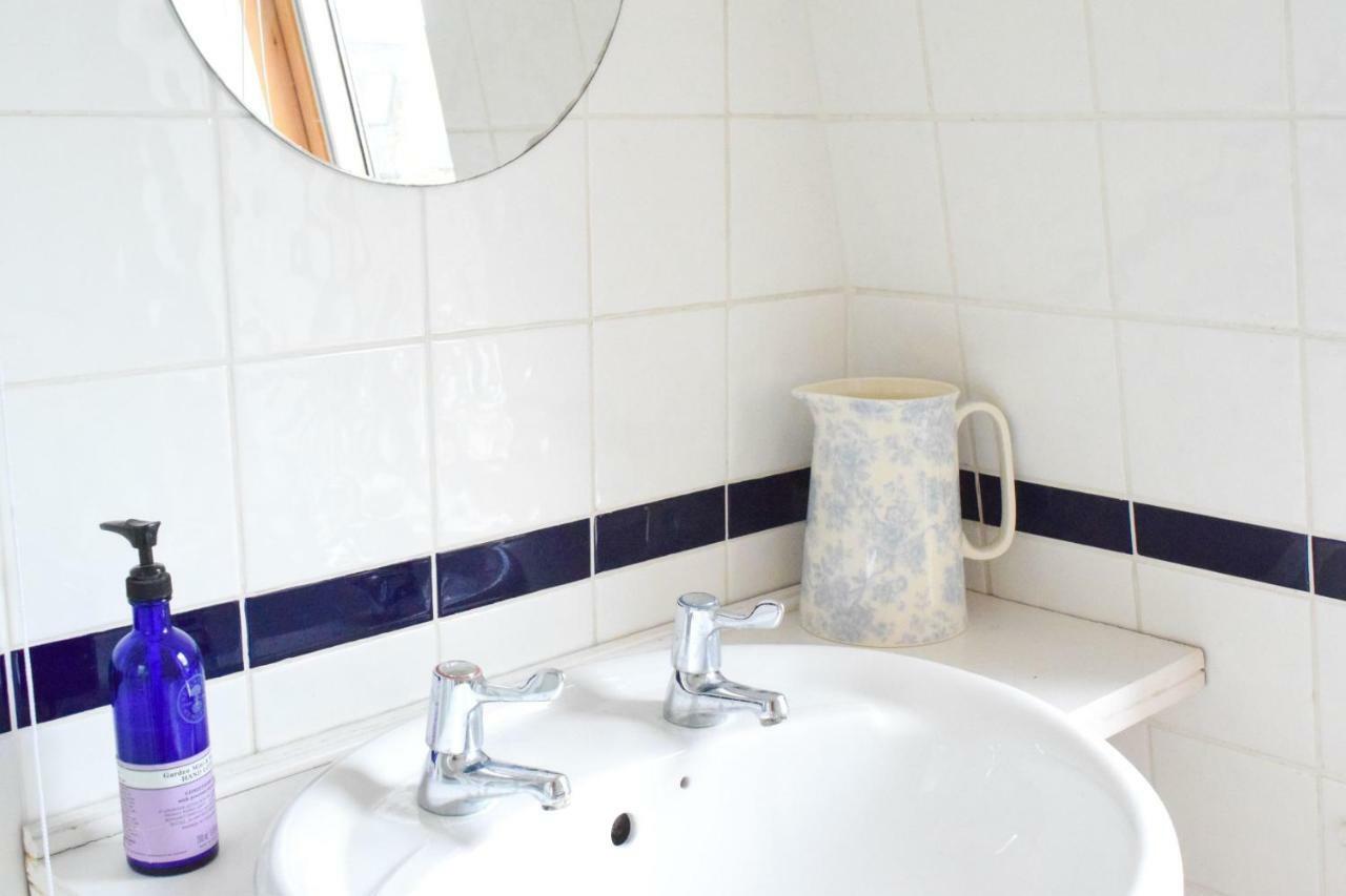 3 Bedroom Family House With A Superb Kitchen And Garden 런던 외부 사진