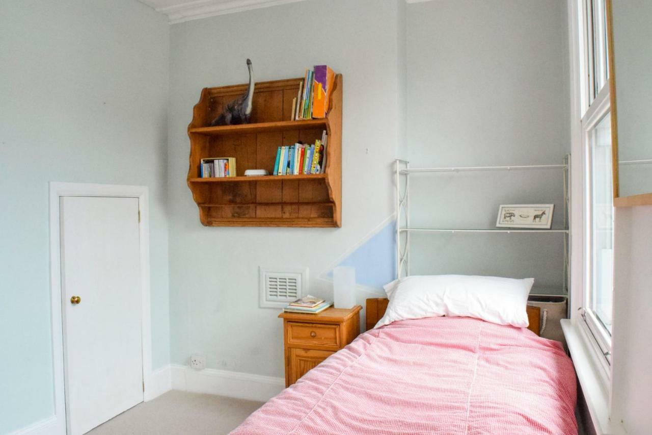 3 Bedroom Family House With A Superb Kitchen And Garden 런던 외부 사진