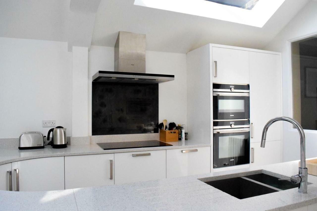 3 Bedroom Family House With A Superb Kitchen And Garden 런던 외부 사진