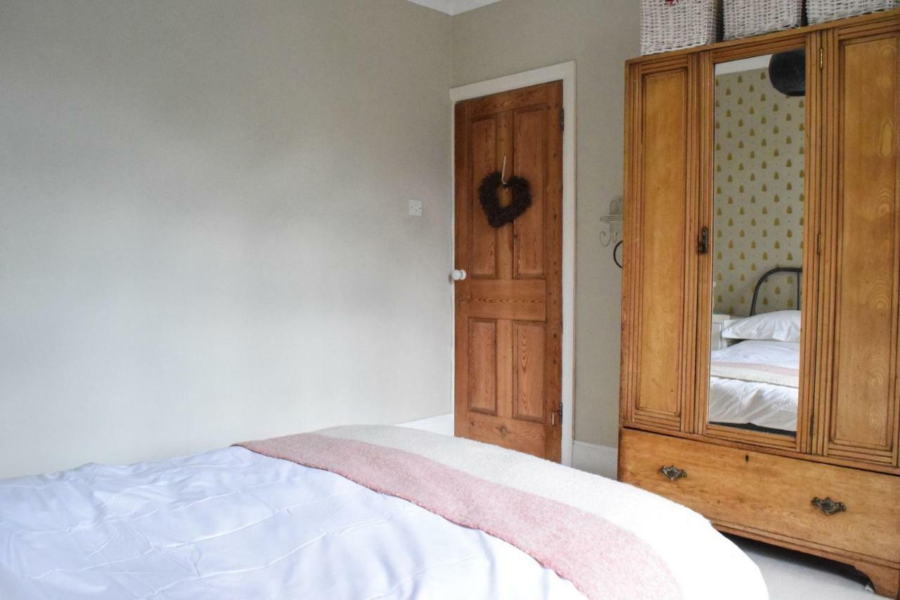 3 Bedroom Family House With A Superb Kitchen And Garden 런던 외부 사진